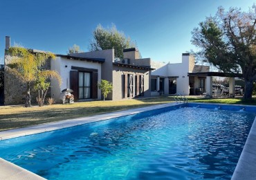 HERMOSA CASA CON PISCINA EN PRESTIGIOSO BARRIO PRIVADO